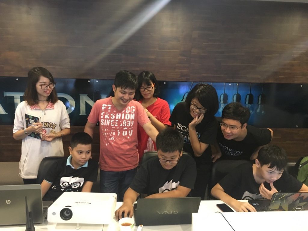 Tùng đang chia sẻ cho anh Minh game Pokerio của mình 