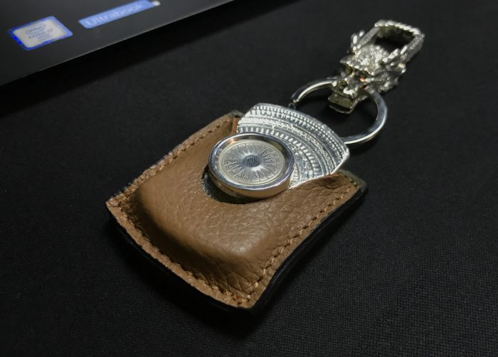 Đi kèm sản phẩm còn có bao da trang trọng và đẳng cấp. Được biết, giá trị của chiếc Spinner này khoảng hơn 2 triệu đồng.