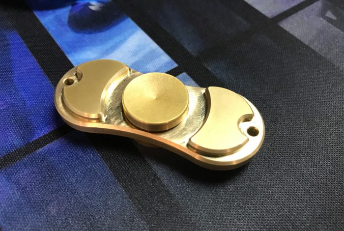 Mẫu Spinner Torqbar ra mắt năm 2015 loại xịn có giá lên đến 200$. Trong hình là một mẫu rẻ tiền của anh Trung phòng Marketing.