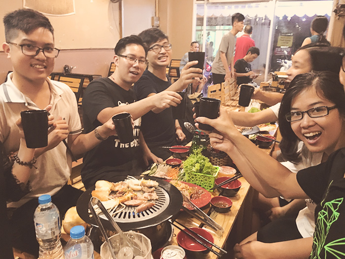 Team Operation và MasOffer công ty Eway cũng như các nhóm bạn trẻ khác trong một buổi tụ họp nhỏ cuối tháng 8 ở quán.