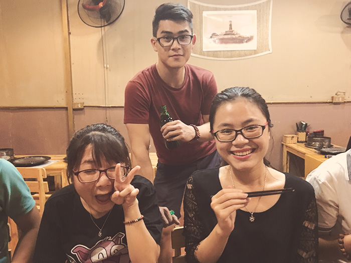 Chụp ảnh lưu niệm với anh chàng chủ quán đẹp trai và chịu khó.