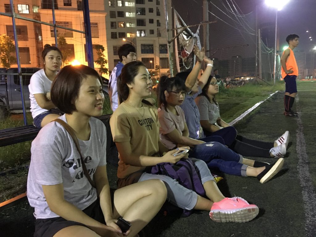 Điểm nhấn của trận đấu này là sự tham gia cổ vũ của hàng vạn khán giả nữ. Sự có mặt của những hoạt náo viên này đã khiến không khí của cả trong và ngoài sân sôi động hơn thường lệ.