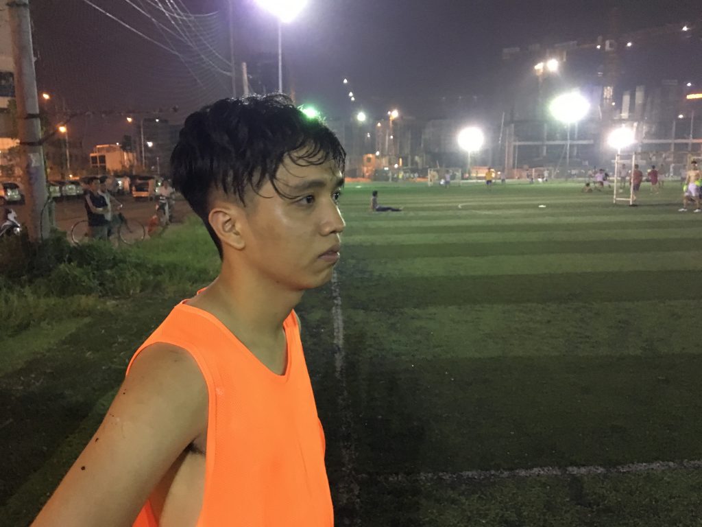 Là niềm hy vọng của đội nhưng Alex Song trận này gần như mất hút trên hàng công. Do đã bị chấn thương từ trước nên trước các hậu vệ to khỏe của đối phương anh đều tỏ ra "nhát chân". Trong một pha bóng quyết liệt với Đức Hoàng, Alex Song nằm sâu khá lâu và tỏ ra đau đớn trong lúc đồng đội có thời gian ra uống nước nghỉ giải lao.