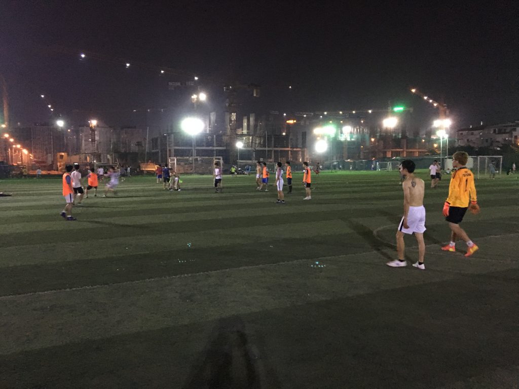 Những phút cuối trận, thủ môn Đặng Đức Thắng cũng lao lên đến giữa sân để hỗ trợ tấn công hòng tìm kiếm bàn gỡ.