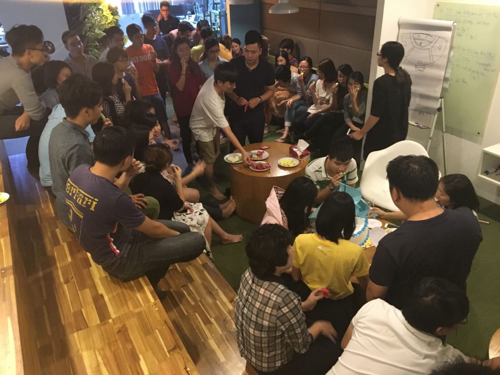 Rất đông anh chị em đồng nghiệp đã có mặt tại sảnh để chúc mừng Sinh nhật MasOffer.