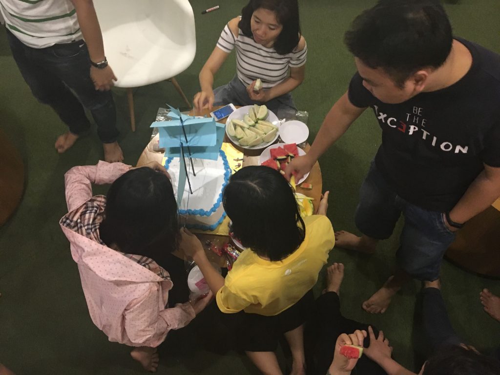 Sau bài hát chúc mừng Sinh nhật là màn thổi nến và cắt bánh. Ai cũng ấn tượng với bài phát biểu tròn 6,9 giây của anh Chu Xuân Vũ.
