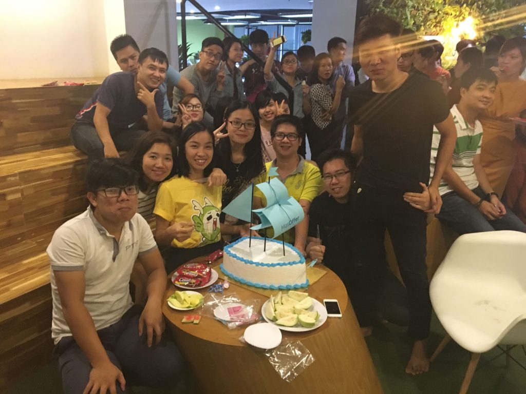 Team MasOffer đứng chụp chung tấm ảnh kỷ niệm.