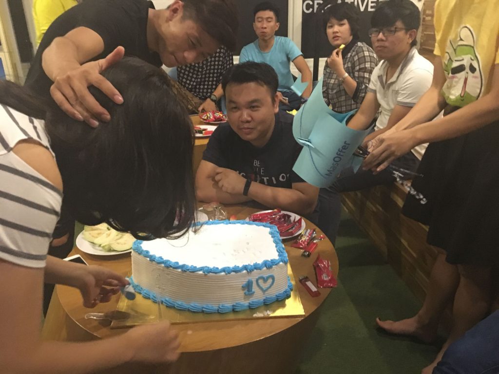 Tiết mục được chờ đợi nhất là... cắt bánh!