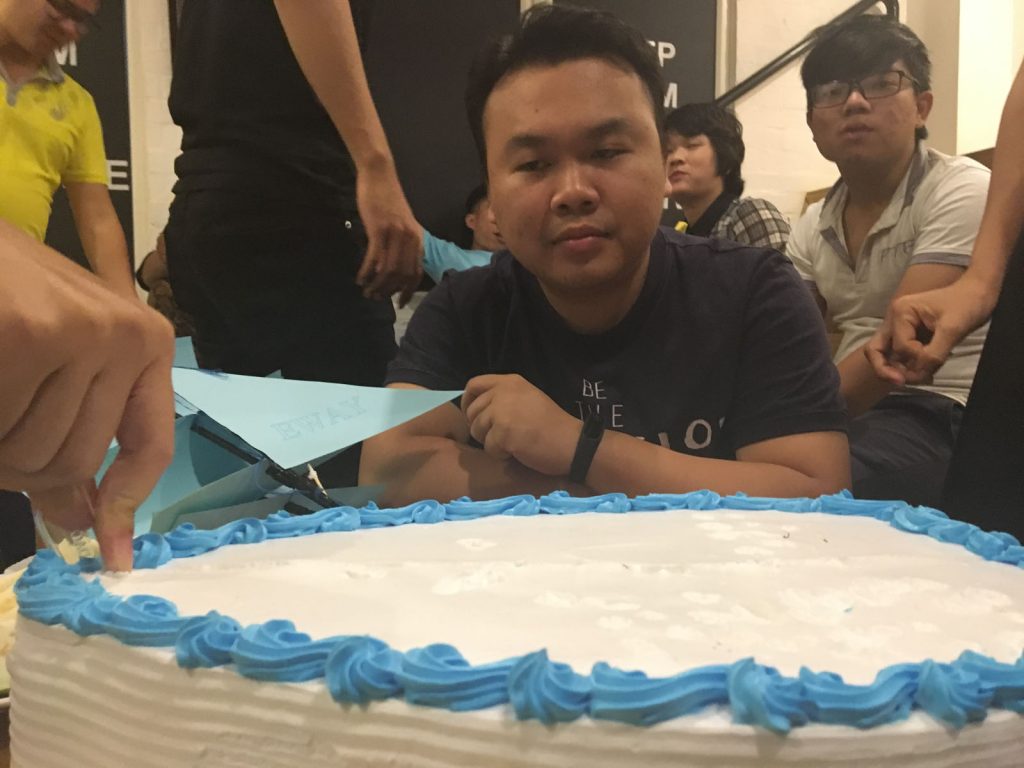 Anh Phí Ngọc Chi đang háo hức chờ đợi miếng bánh đầu tiên sẽ phải là của mình.