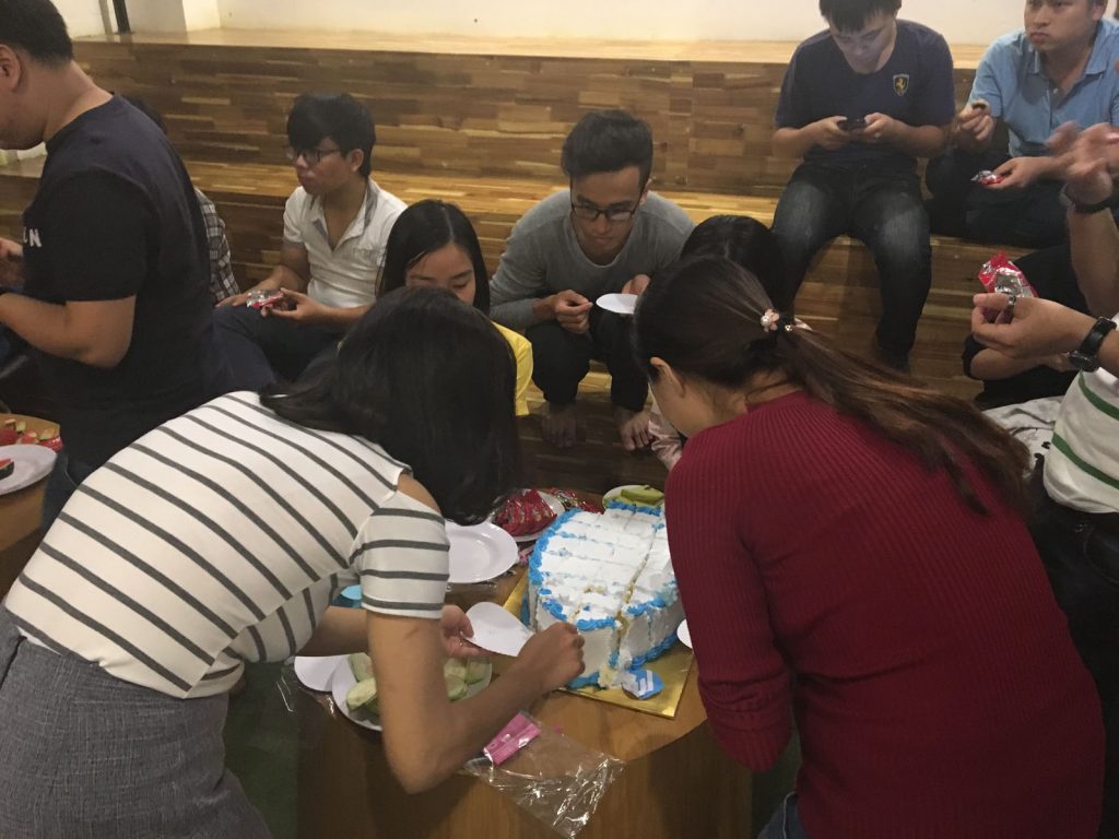 Chia nhau từng miếng bánh, ai nấy đều cảm thấy hồi hộp.