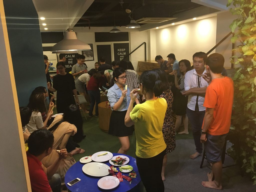 Đâu đó vẫn có người tranh thủ bàn công việc.