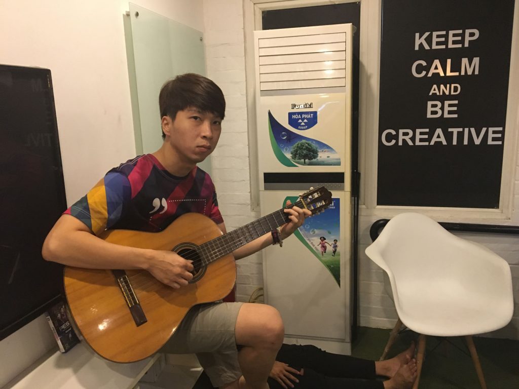 Phút ngẫu hứng của Tưởng với bài hát mừng Sinh nhật. Biệt tài của Tưởng là đàn như code mà code cũng như đàn.