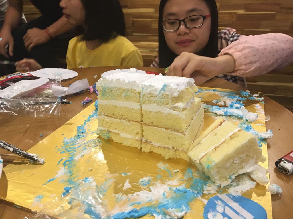 Cuối tiệc mà vẫn còn bánh cho các bạn ra muộn. 