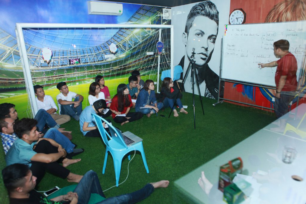 Buổi trainning được ghi lại bằng thiết bị của một team mới trực thuộc Marketing với nhiệm vụ tập trung lưu trữ dữ liệu hình ảnh công ty phục vụ công tác ghi lại lịch sử sau này. Đồng thời làm công cụ để đào tạo cho các lứa nhân viên tiếp theo. Team Media (tạm gọi phân biệt với team Studio hiện có) còn có nhiệm vụ chính là phát triển các kênh YouTube, mạng xã hội truyền thông internet.