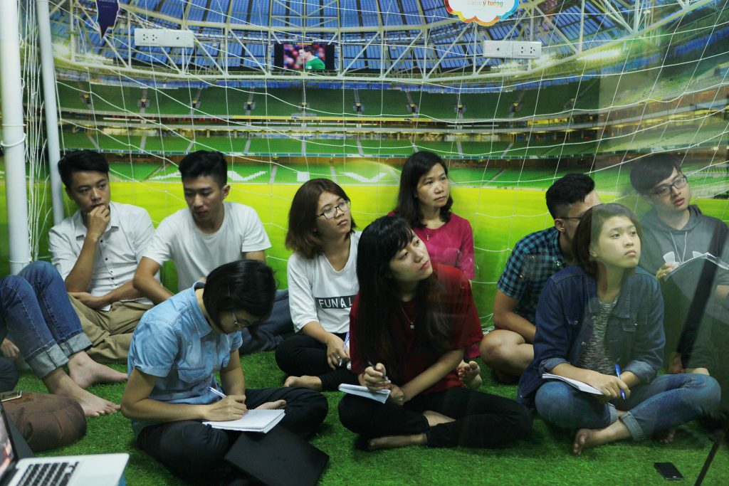 Cả hai team OP và Tech đều cực kỳ chăm chú dõi theo từng câu chữ "vàng ngọc" của Giám đốc Phí Ngọc Chi. Để có được những thành quả như ngày hôm nay là biết bao công sức xây dựng kỹ thuật của anh Chi và các đồng nghiệp.