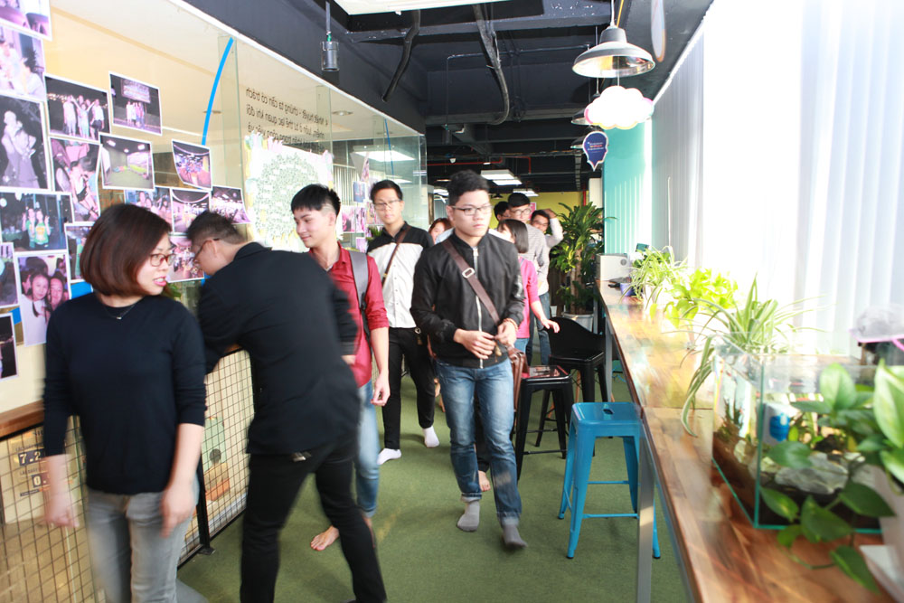 Sinh viên có dịp thăm khu vực hành lang đầy sáng tạo của Eway. Các bạn đặc biệt ấn tượng với những hình ảnh hoạt động dán trên tường kính và chiếc bể cá xinh xắn.