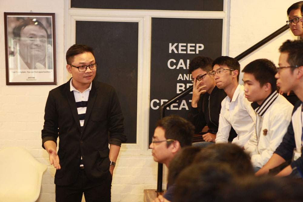 Thầy An, người trực tiếp giảng dạy các em luôn phải động viên các em mạnh dạn đặt câu hỏi. Theo thầy, các bạn sinh viên có rất nhiều tiềm năng nhưng tuổi đời còn trẻ khiến đa phần các bạn hơi rụt rè.