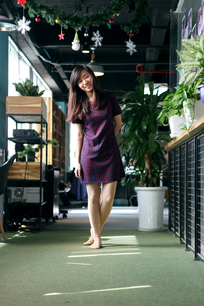 Nếu bạn gặp Vân ngày hôm nay sẽ thực sự ngạc nhiên về sự thay đổi của cô gái này. Trút bỏ phong cách nghiêm túc, Vân diện chiếc váy nữ tính toát lên vẻ dịu dàng và tinh tế.